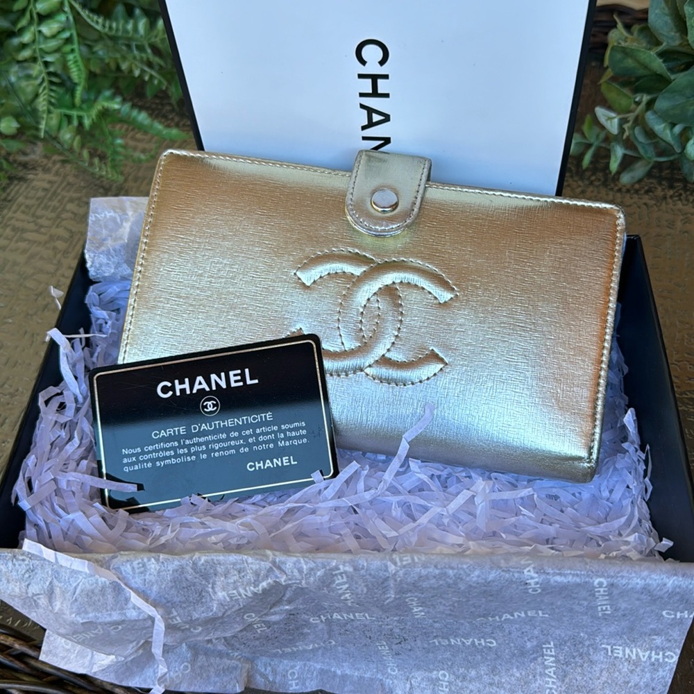CHANEL GOLD WALLET WITH KISSLOCK.